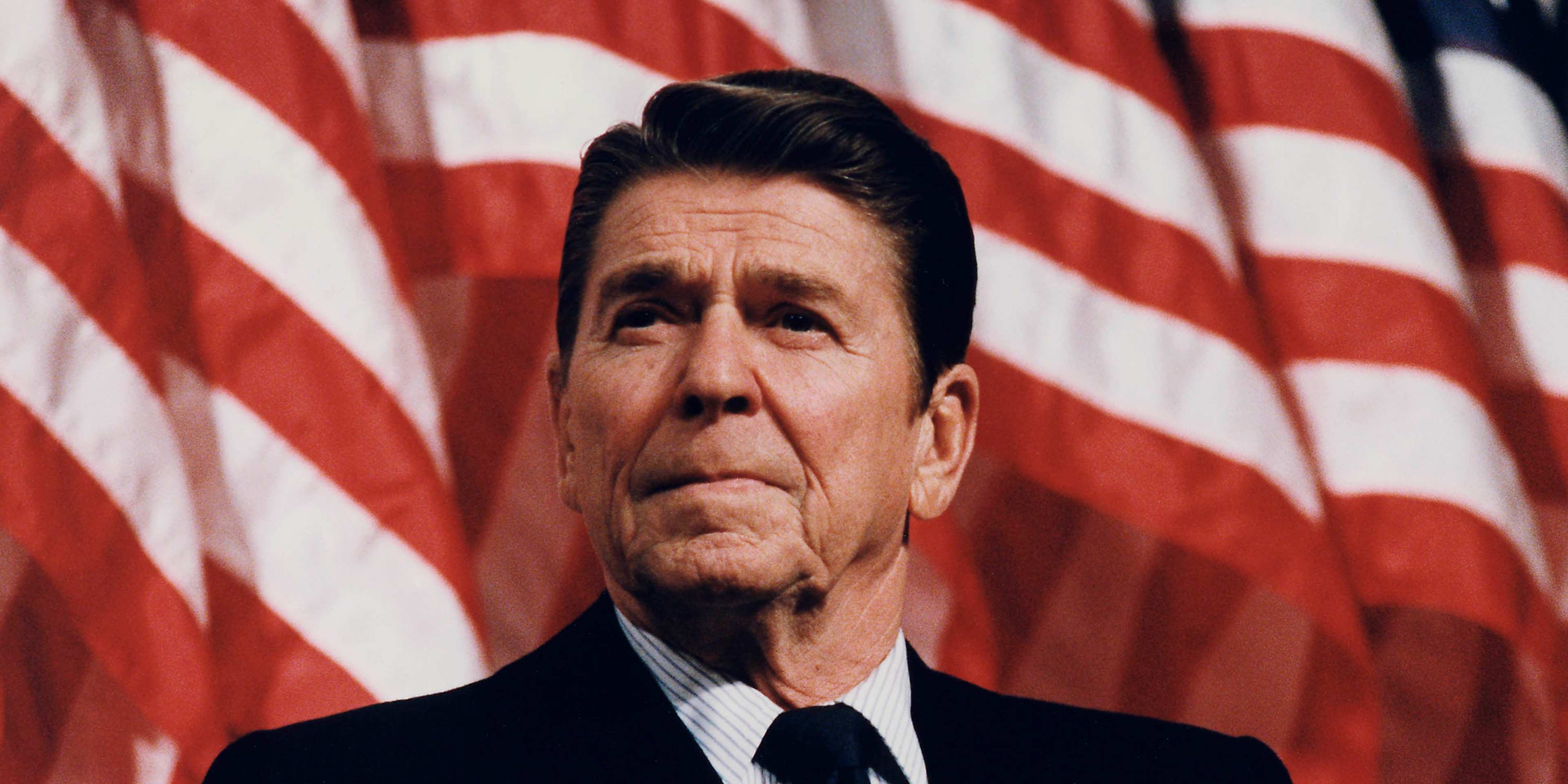 Ronald Reagan devant le drapeau américain